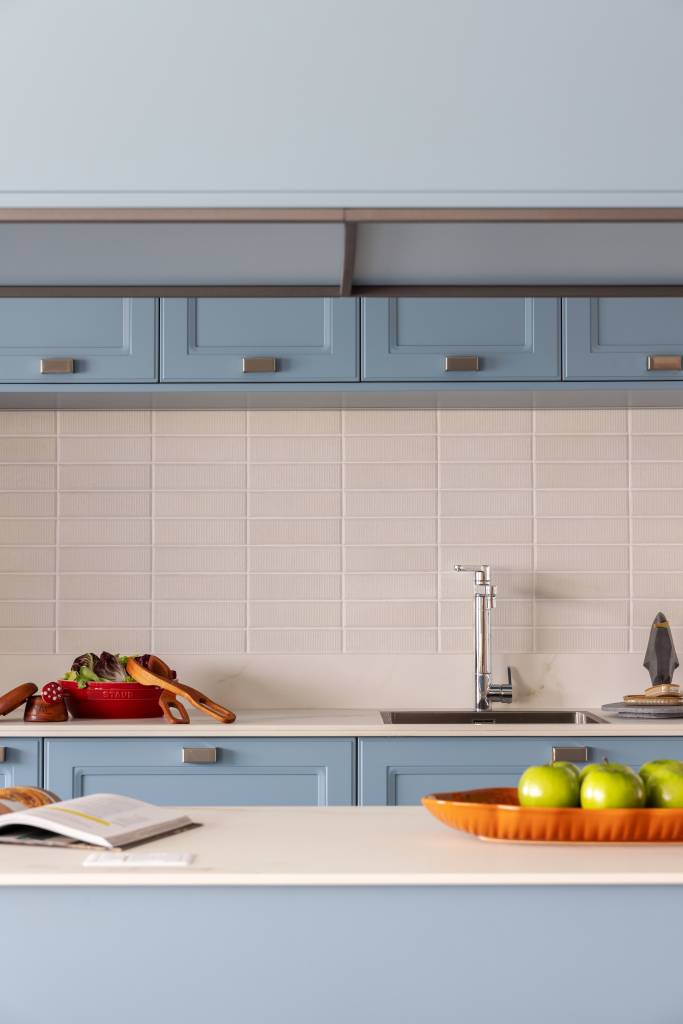 Reforma em apê integra cozinha e varanda à área social e cria suíte multifuncional. Projeto de TT Interiores.