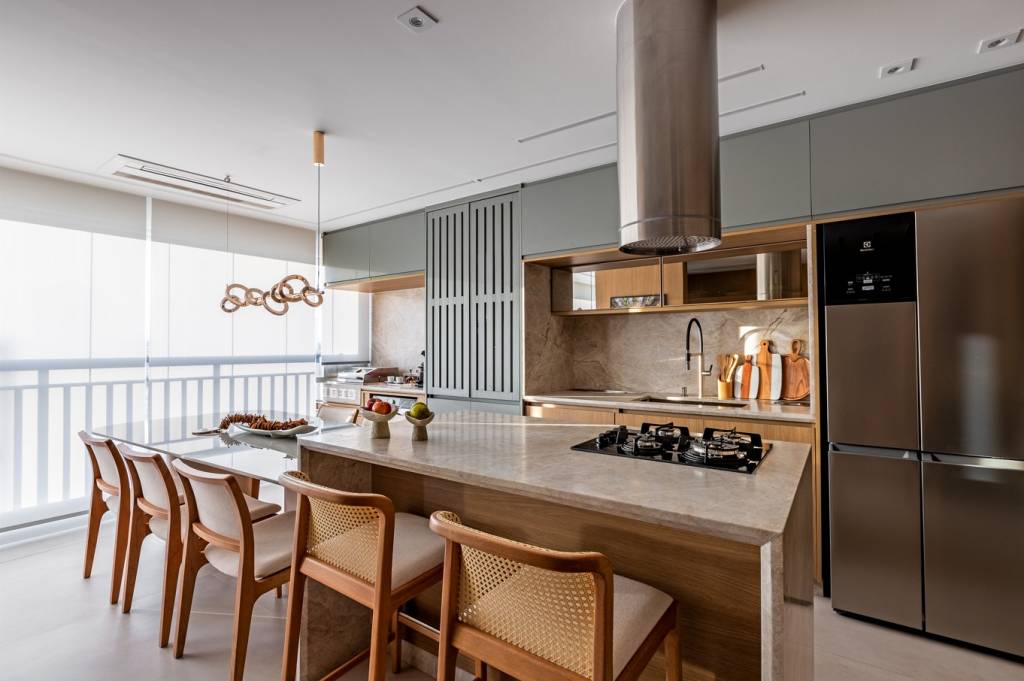 Apê de 72 m² em São Paulo tem tons de verde na marcenaria e revestimentos