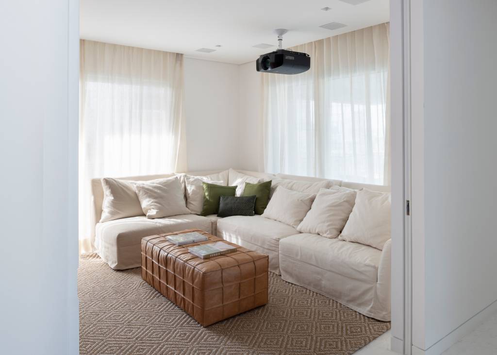 Ape-de-450-m2-ganha-decoracao-minimalista-com-pontos-de-cor-07 Apê de 450 m² ganha decoração minimalista com pontos de cor, projeto de Farah+ Arquitetura e Interiores. Na foto, sala com sofá extenso e mesa de centro.