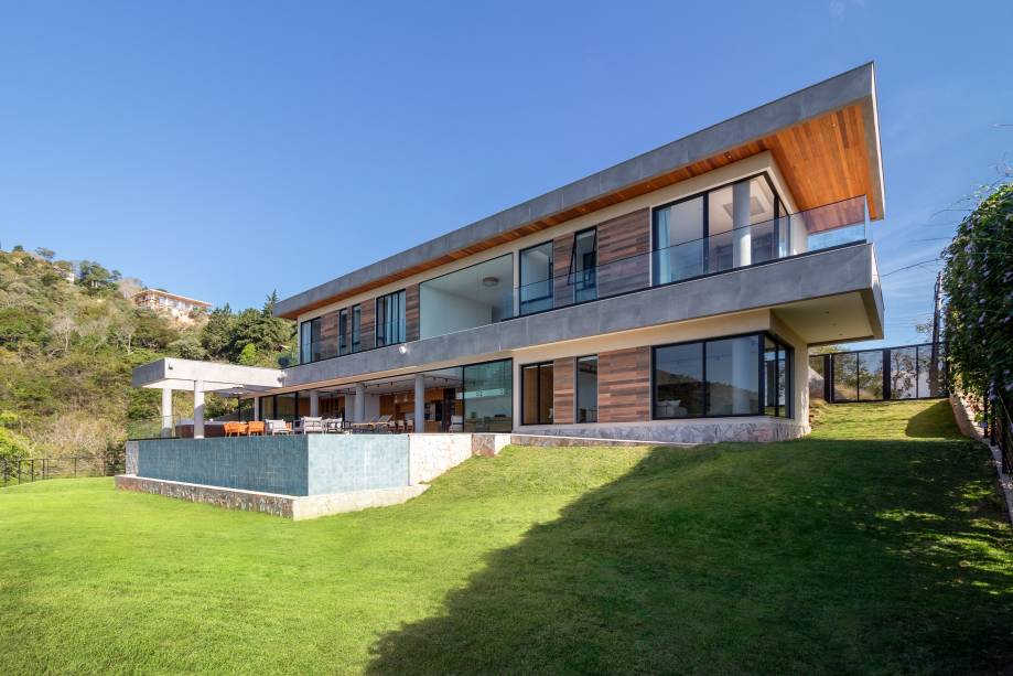 Casa de 720 m² fica no topo de uma montanha no RJ