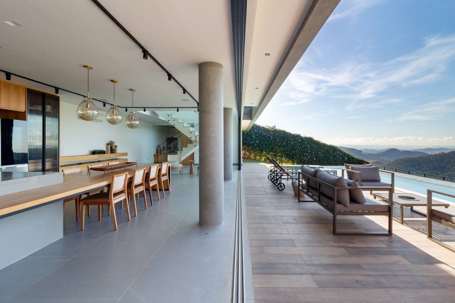Casa de 720 m² fica no topo de uma montanha no RJ