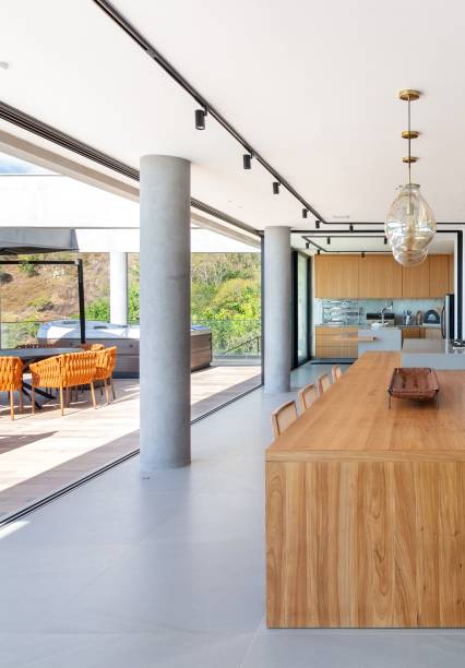 Casa de 720 m² fica no topo de uma montanha no RJ