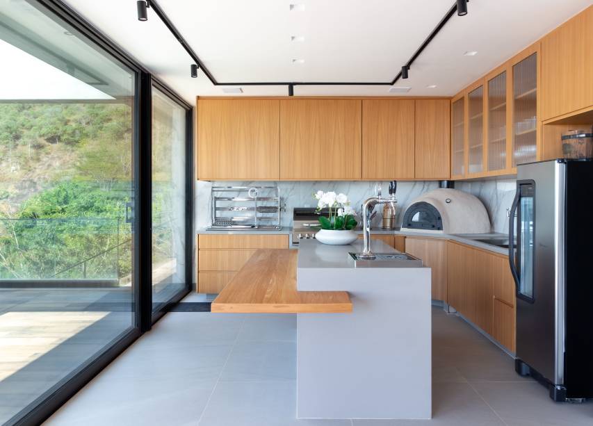 Casa de 720 m² fica no topo de uma montanha no RJ