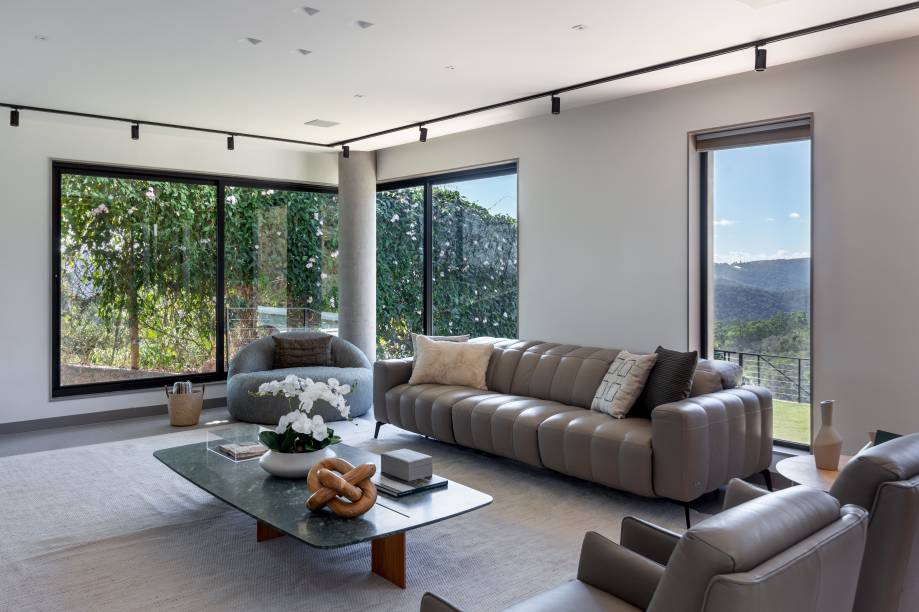 Casa de 720 m² fica no topo de uma montanha no RJ
