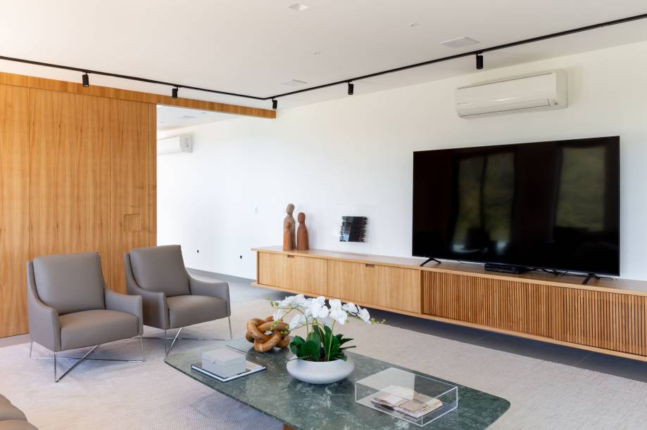 Casa de 720 m² fica no topo de uma montanha no RJ