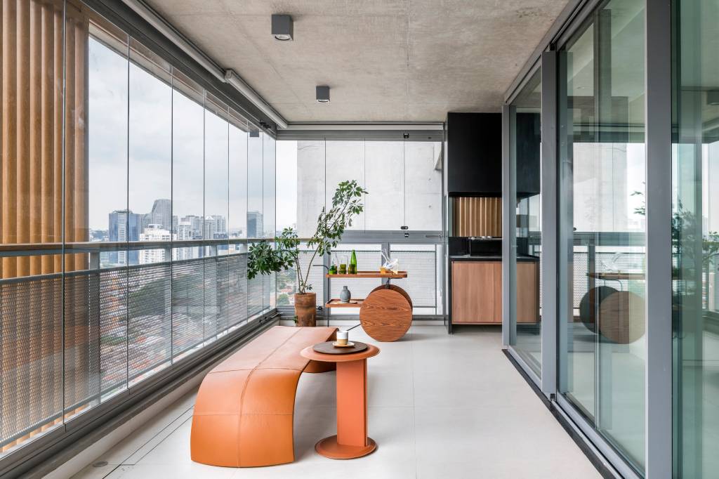 Lareira-adega-e-cervejaria-ape-de-197-m2-e-um-convite-ao-lazer-Mariana-Leal-area-gourmet-04 Lareira, adega e cervejaria: apê de 197 m² é um convite ao lazer. Projeto de Mariana Leal. Na foto, varanda com área gourmet.