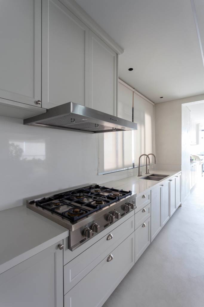 Adega funciona como divisória entre living e jantar em apartamento de 280 m². Projeto de David Bastos, DB Arquitetura
