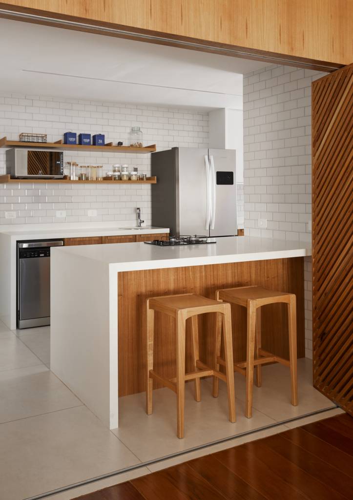 Apartamento de 170 m² tem cozinha equipada e escritório com 2 áreas de trabalho janeiro arquitetura. Projeto Janeiro Arquitetura.