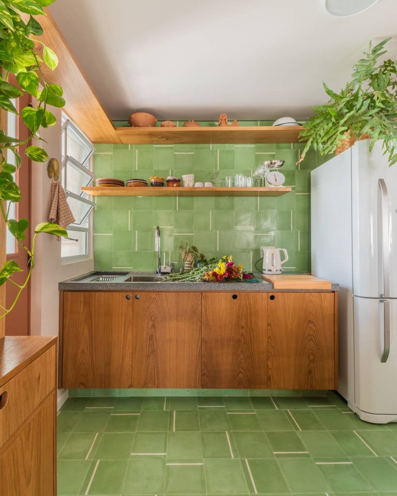 Apartamento ganha vida nova em edificio modernista dos anos 1970. Projeto de Sertão Arquitetos