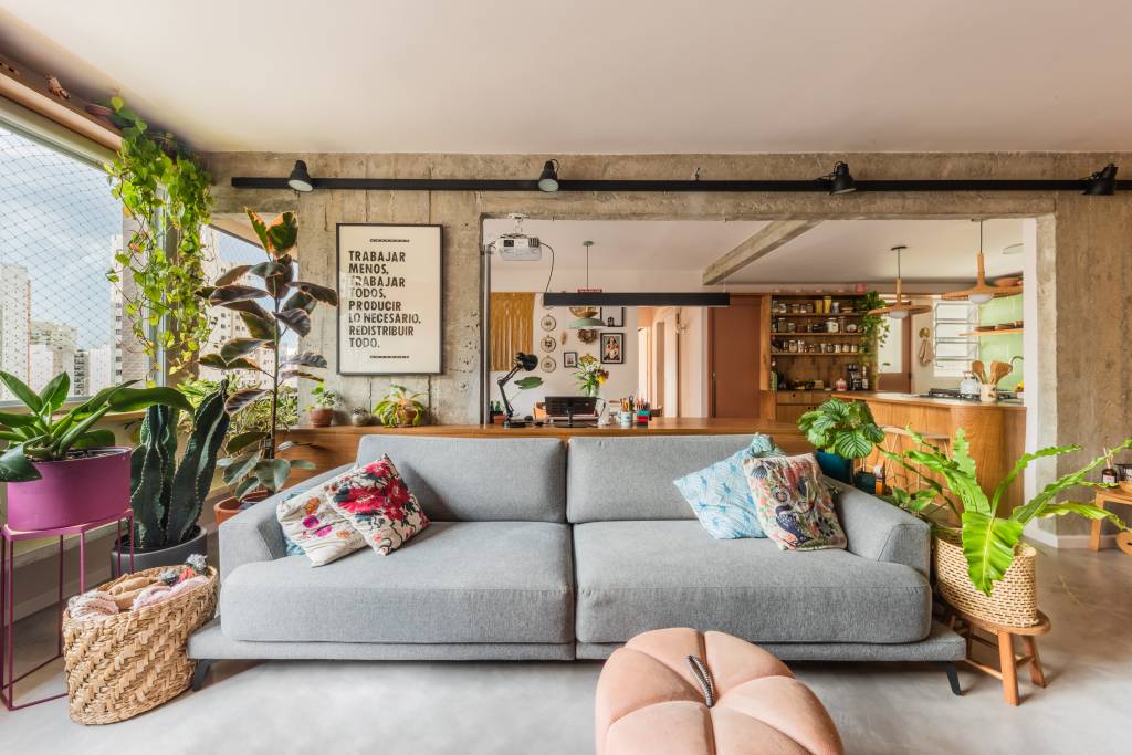 Apartamento ganha vida nova em edifício modernista dos anos 1970