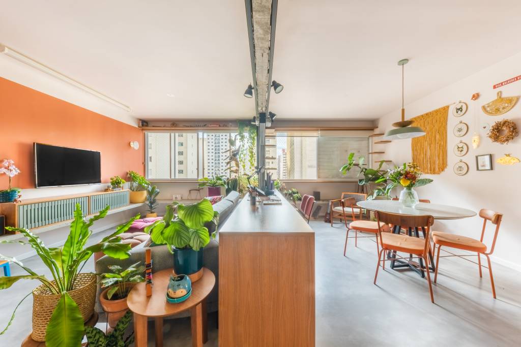 Apartamento ganha vida nova em edificio modernista dos anos 1970. Projeto de Sertão Arquitetos