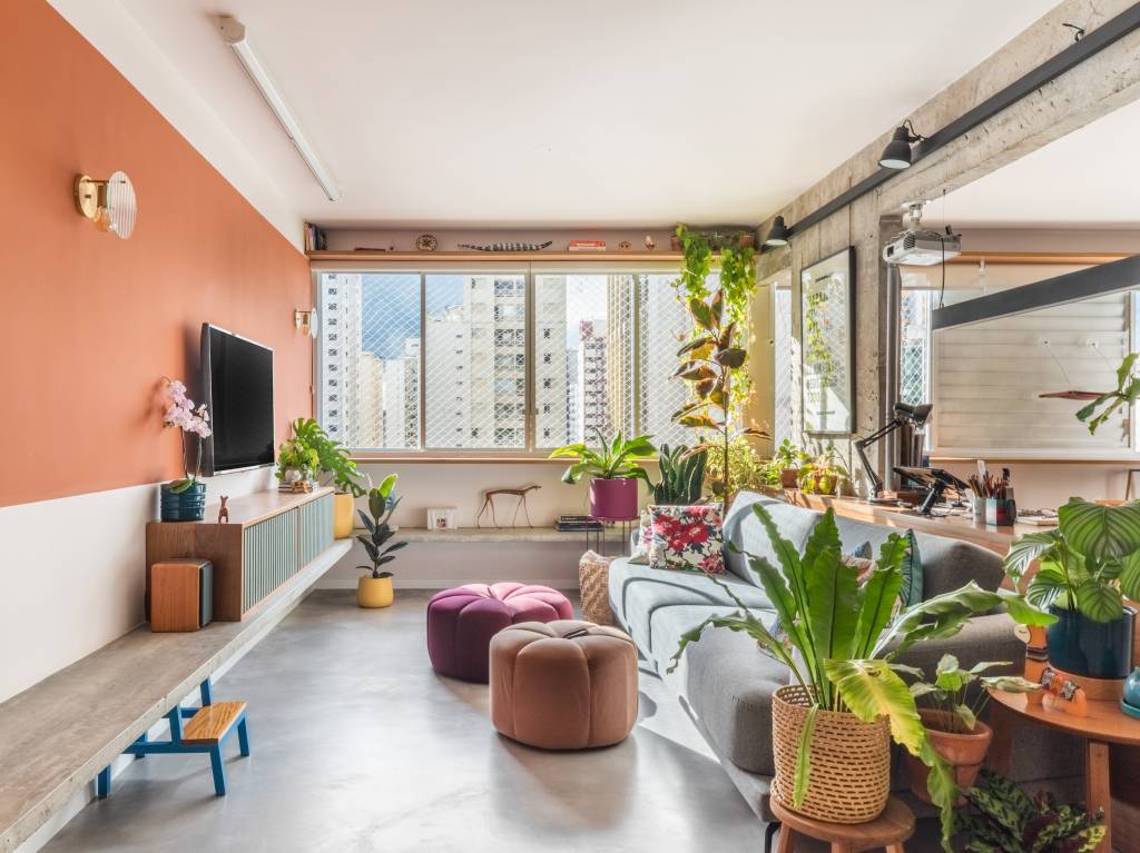 Apartamento ganha vida nova em edificio modernista dos anos 1970. Projeto de Sertão Arquitetos