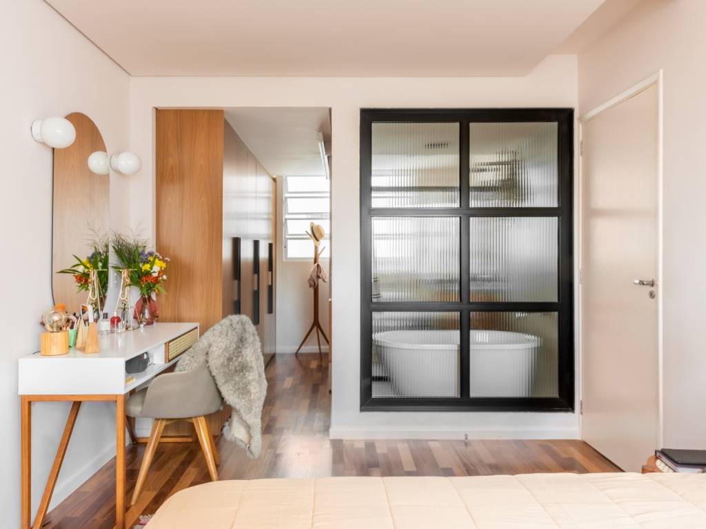 Apartamento ganha vida nova em edificio modernista dos anos 1970. Projeto de Sertão Arquitetos