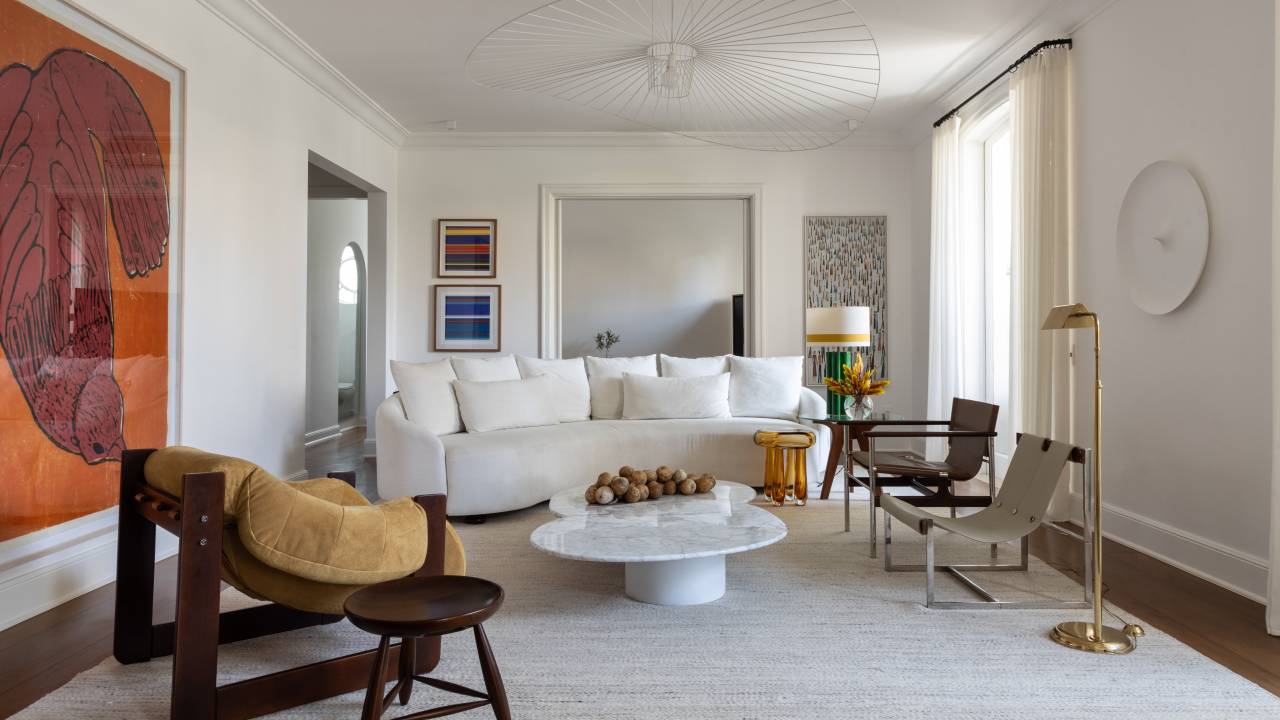 Apartamentoneoclássico ganha identidade única ao mesclar design brasileiro e frances. Projeto de Felipe Carolo Arquitetura