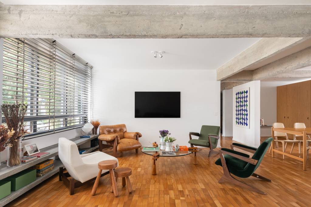 Apartamento reformado tem layout aberto e integrado para receber. Área social, living.