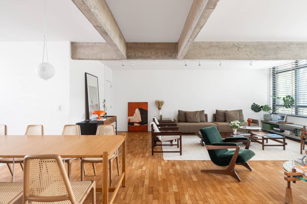 Apartamento reformado tem layout aberto e integrado para receber. Área social, living.