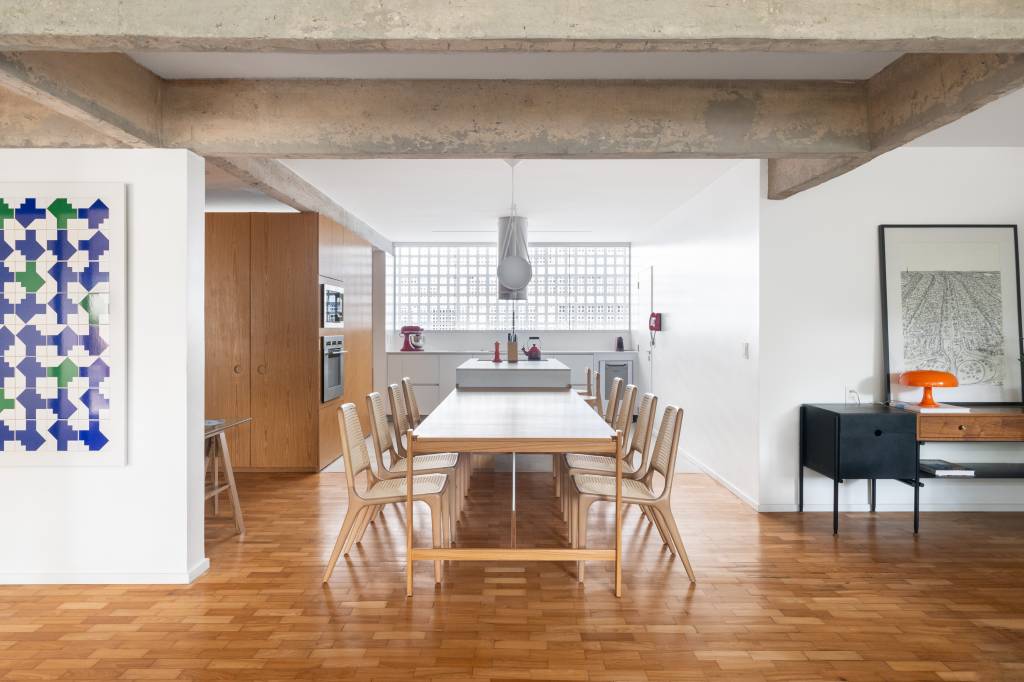 Apartamento reformado tem layout aberto e integrado para receber. Área social, jantar.