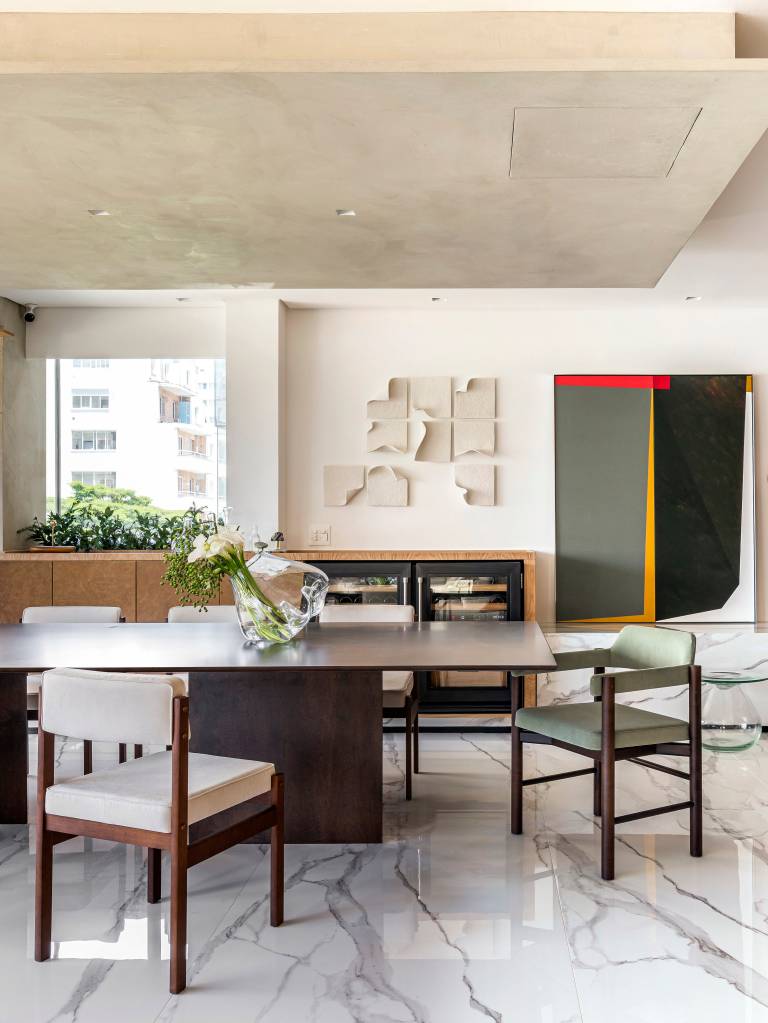 apartamento-tem-piso-de-porcelanato-italiano-marmorizado-living-liro-arquitetura-03-jantar Apê tem piso de porcelanato marmorizado e painel em mármore na cabeceira. Projeto de Liró Arquitetura.