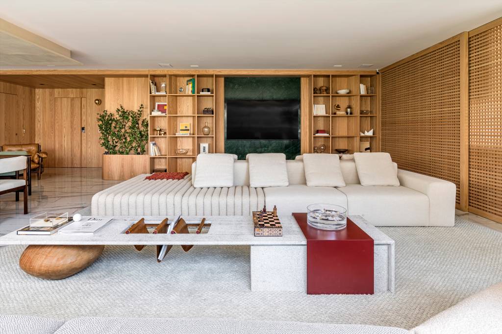 apartamento-tem-piso-de-porcelanato-italiano-marmorizado-living-liro-arquitetura-09-sala Apê tem piso de porcelanato marmorizado e painel em mármore na cabeceira. Projeto de Liró Arquitetura.