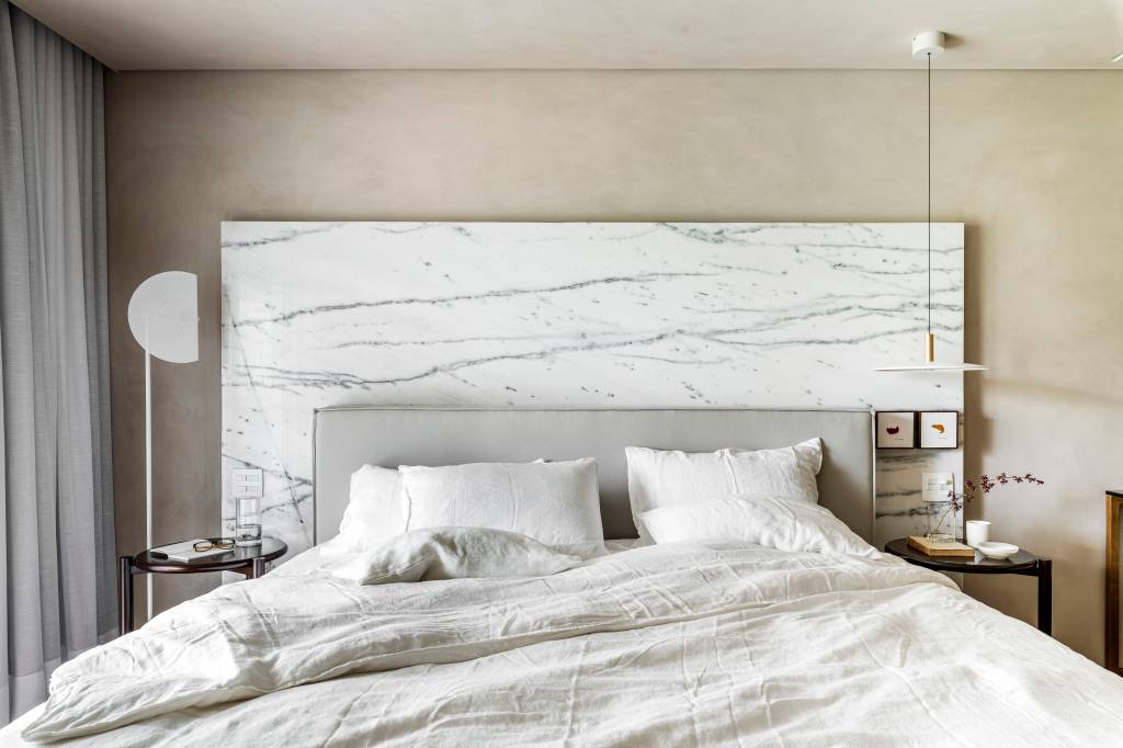 apartamento-tem-piso-de-porcelanato-italiano-marmorizado-living-liro-arquitetura-25-quarto-marmore Apê tem piso de porcelanato marmorizado e painel em mármore na cabeceira. Projeto de Liró Arquitetura.
