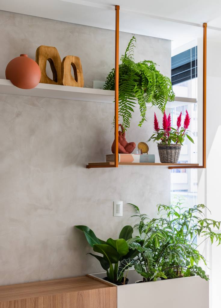 Apartamento com varanda integrada tem vasos diretamente na marcenaria. Projeto de Flávia Prata.