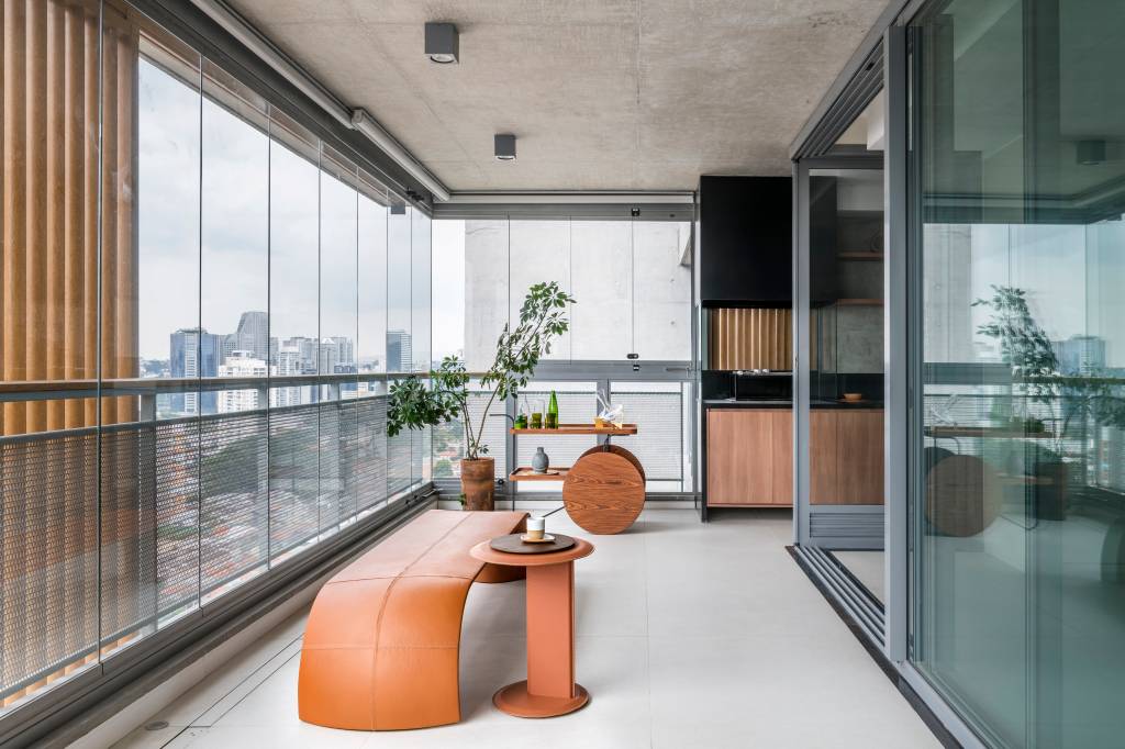 Apê de 197 m² traz soluções para receber sem comprometer o dia a dia. Projeto de Morada 31.12. Varanda.