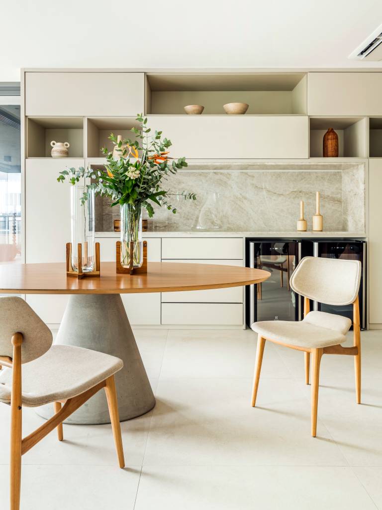 Apê de 197 m² traz soluções para receber sem comprometer o dia a dia. Projeto de Morada 31.12. Cozinha e jantar.
