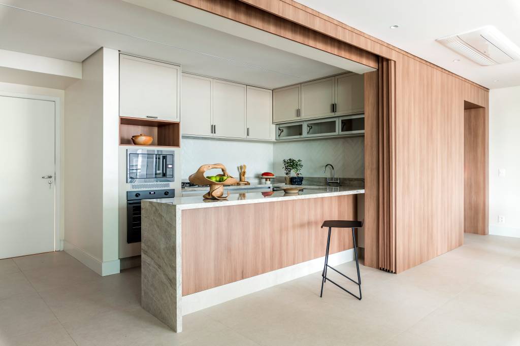 Apê de 197 m² traz soluções para receber sem comprometer o dia a dia. Projeto de Morada 31.12. Cozinha.