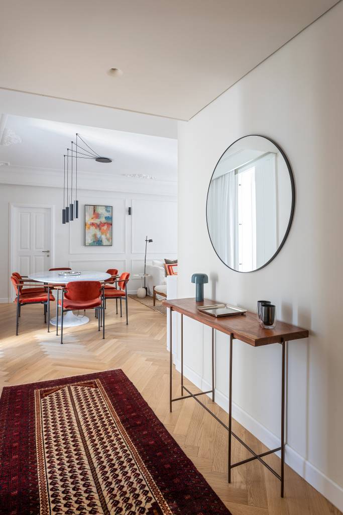 Apê em prédio histórico combina elementos originais e estilo contemporâneo. CW Arquitetura e Interiores. Corredor e jantar.
