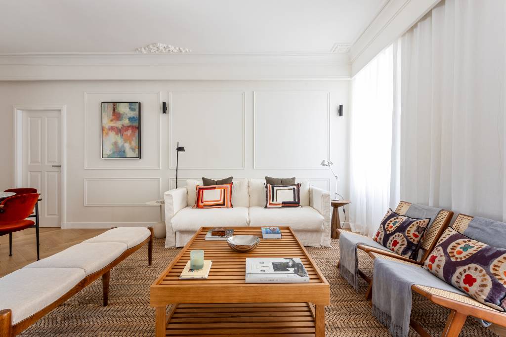 Apê em prédio histórico combina elementos originais e estilo contemporâneo. CW Arquitetura e Interiores. Living com sofá cama.