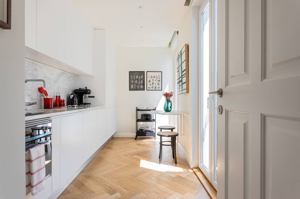 Apê em prédio histórico combina elementos originais e estilo contemporâneo. CW Arquitetura e Interiores. Cozinha.