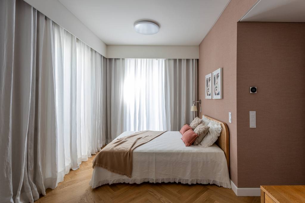 Apê em prédio histórico combina elementos originais e estilo contemporâneo. CW Arquitetura e Interiores. Quarto.