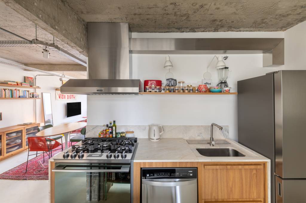 ape-torna-se-mais-flexivel-para-receber-com-amplas-mesas-de-jantar_F204_Andre-Avila Apê combina estética industrial a estilo contemporâneo. André Ávila. Cozinha.