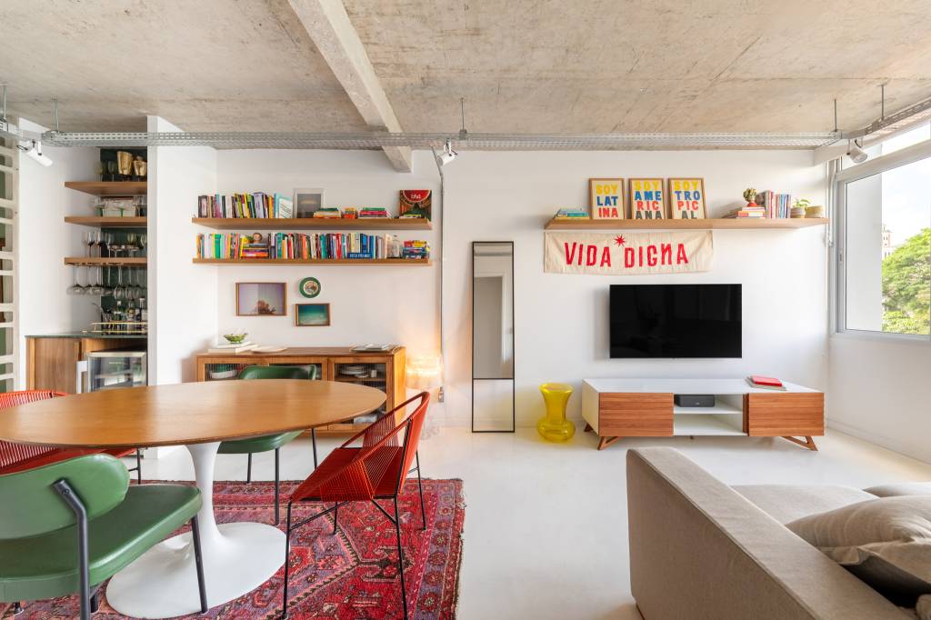 Apê combina estética industrial a estilo contemporâneo