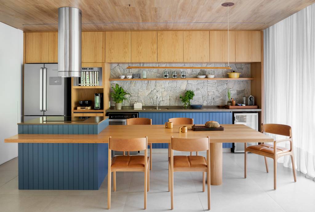 Casa de serra tem sala íntima que funciona como quarto de hóspedes. Projeto de Sabugosa Arquitetura. Cozinha.