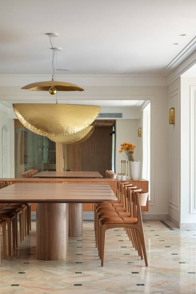 casa-estilo-classico-europeu-tem-piso-marmore-arvore-na-area-gourmet-studio-lak-09 Casa em estilo clássico europeu tem piso mármore e árvore na área gourmet. Projeto de Studio LAK. Na foto, sala de jantar, mesa de madeira, luminária dourada.