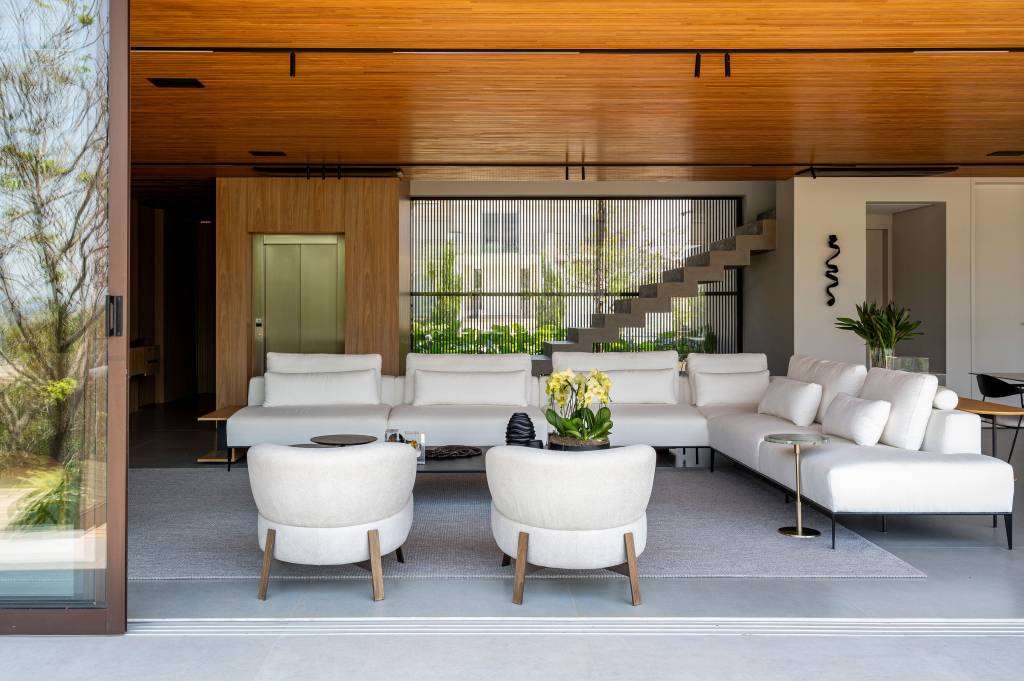 Casa mistura off white, preto e madeira natural para estética elegante