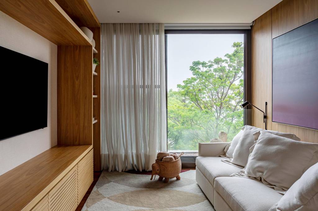 Casa mistura off white, preto e madeira natural para estética elegante. Projeto de Padovani Arquitetos e interiores de Veridiana Peres Arquitetura.