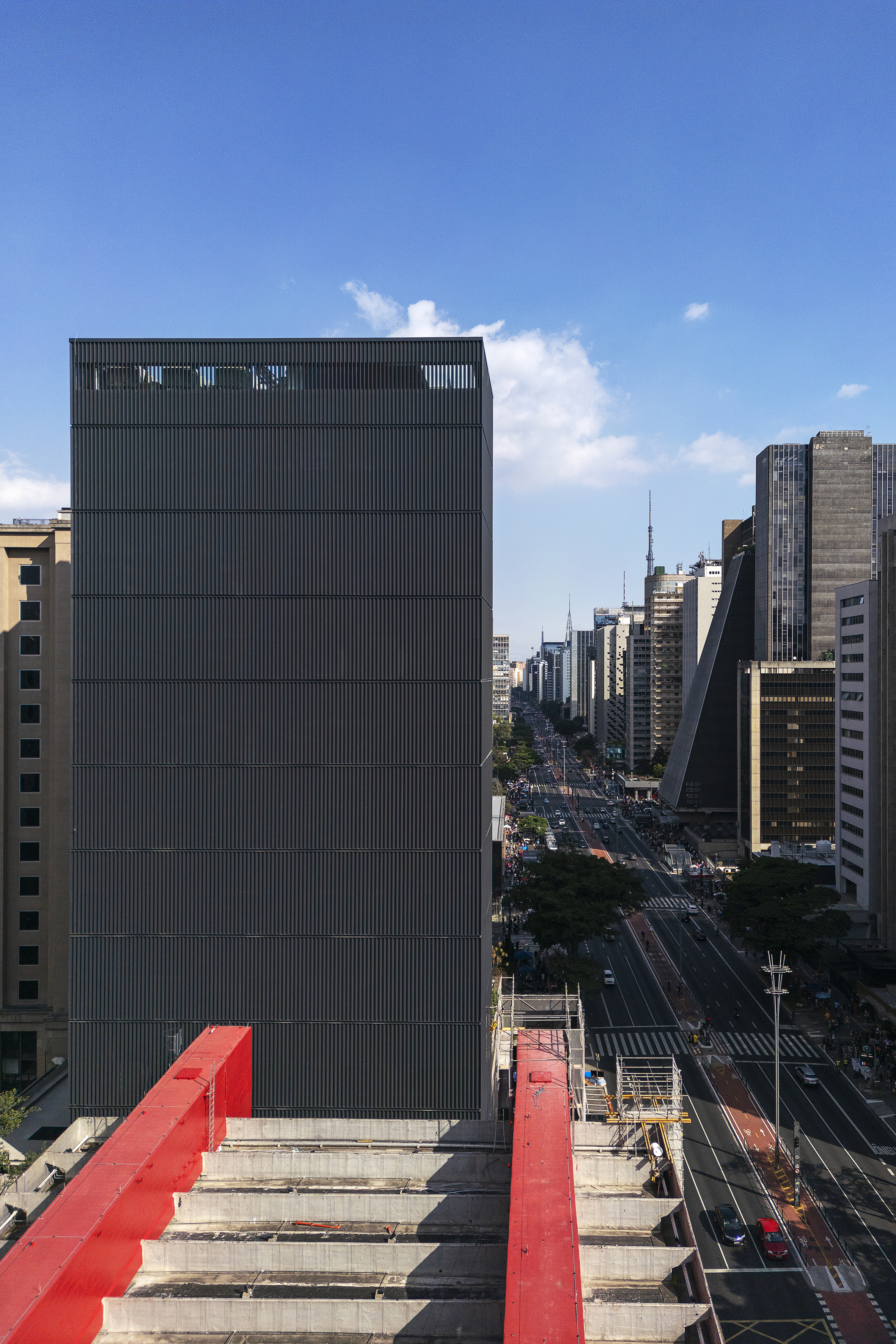 Descubra todos os detalhes do novo prédio do MASP! Projeto original de Lina Bo Bardi e novo bloco de Metro Arquitetos.