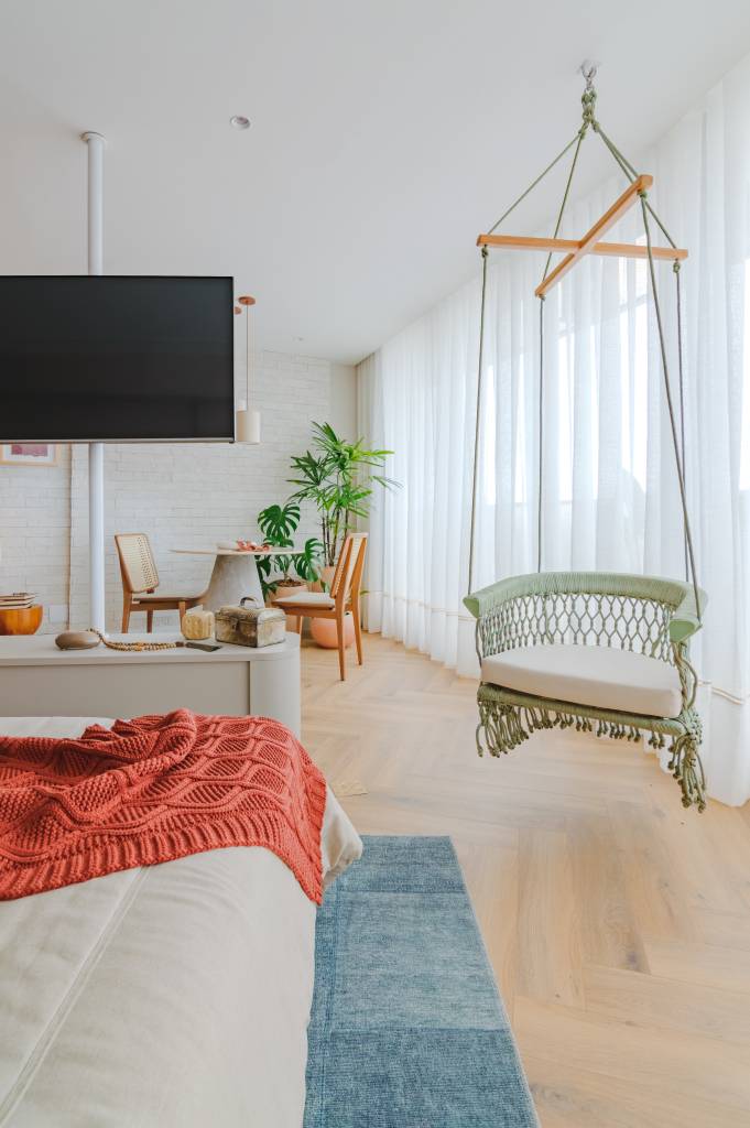 Estilo boho traz leveza e fluidez a estúdio de 34 m². Mantô Arquitetura. Quarto e estar.
