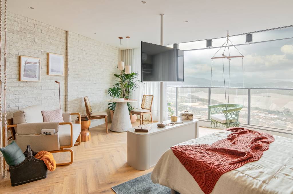 Estilo boho traz leveza e fluidez a estúdio de 34 m². Mantô Arquitetura. Quarto e estar.