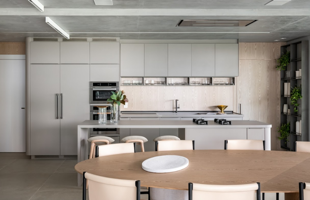 Integração e tons serenos são destaque de apartamento em Campinas. Bohrer Arquitetura. Cozinha.