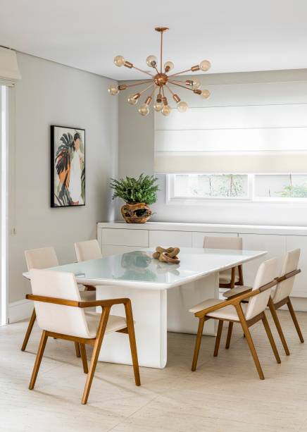 Integração, mobiliário e arte são protagonistas do living de uma casa em Alphaville