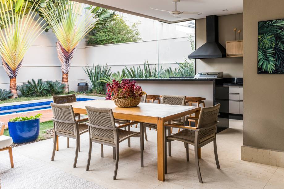 Integração, mobiliário e arte são protagonistas do living de uma casa em Alphaville