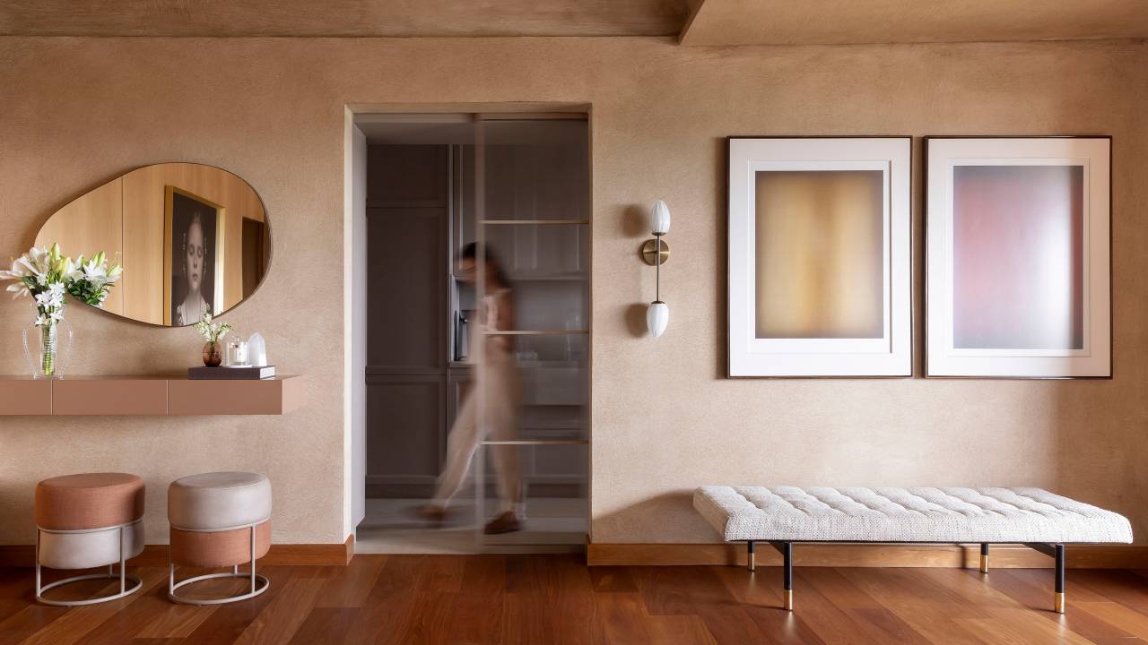 Massa acrílica texturizada em tom terracota dá clima da Toscana à apartamento. Projeto de Elisa Vasconcelos.