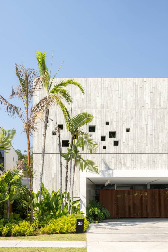 Paredes de concreto filtram a luz em casa de morador com fotofobia. Projeto de Laurent Troost Architectures.