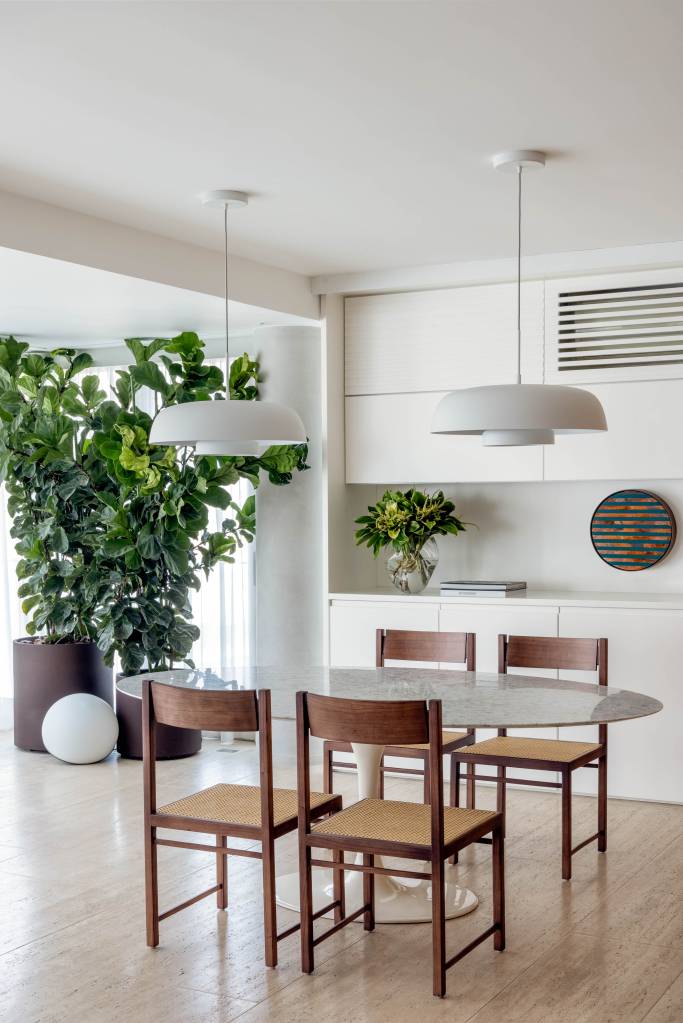 Pequeno home office na sala fica 
