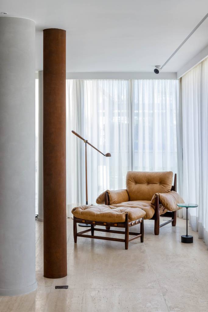 Pequeno home office na sala fica 