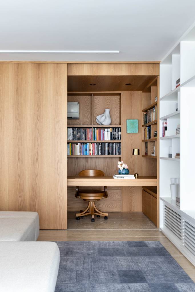 Pequeno home office na sala fica 