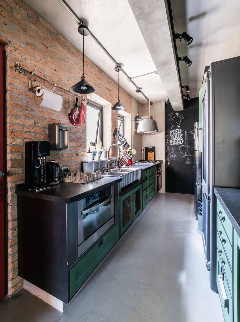 Porta em aço corten integra cozinha e sala de apartamento de 100 m². Projeto de André Ávila Arquitetura